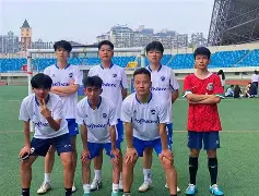 足球队员获得掌声，实力表现备受赞誉 