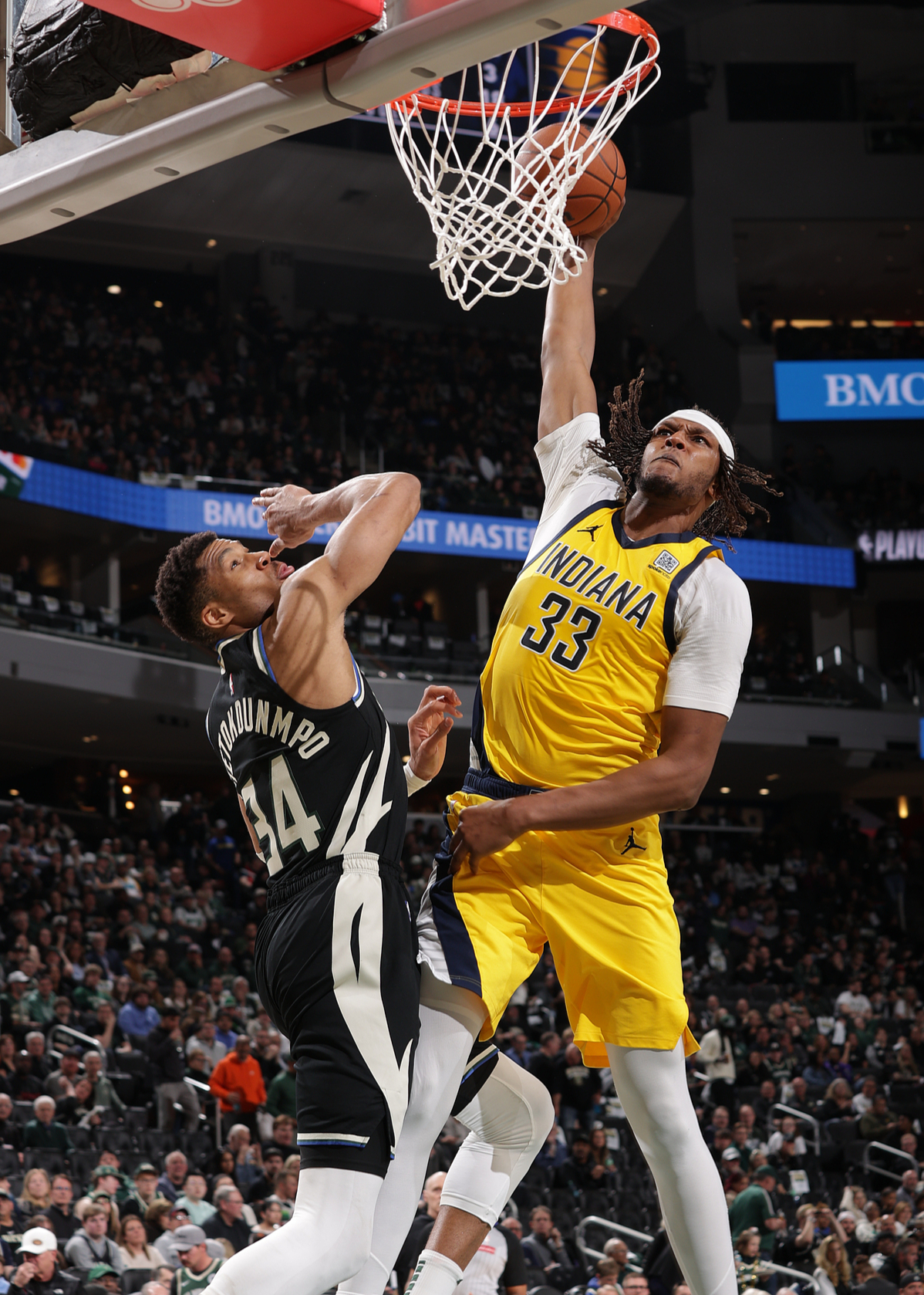 包含NBA东部榜首之战：雄鹿对阵猛龙激烈对抗的词条